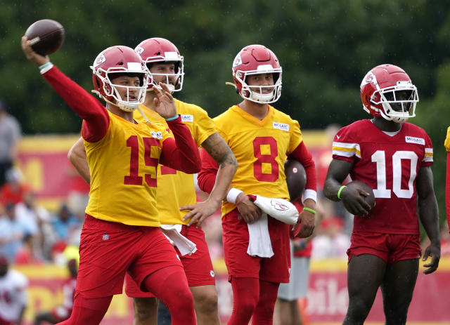 Mahomes reppin' the KC Monarchs at his training camp arrival