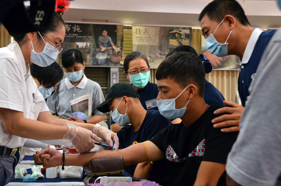 慈濟新營共修處出現一位位年輕的身影，他們把握因緣要成為「救人一命、無損己身」的骨髓幹細胞捐贈驗血建檔者。