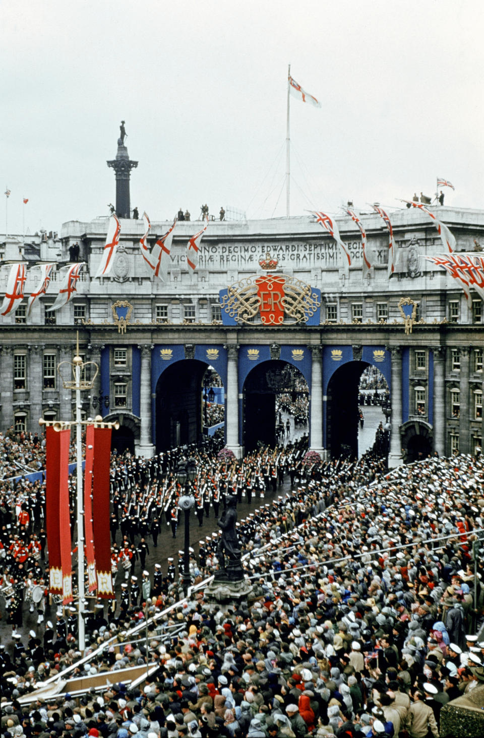 Desfile a su paso por Admiralty Arch