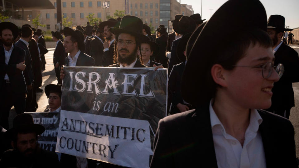 以招牌白襯衫、綁辮子、黑衣黑帽裝扮的以色列極端正統猶太教派哈雷迪人，2024年6月2示威反對當兵，指控以色列對他們徵兵是「反猶太行為」。美聯社