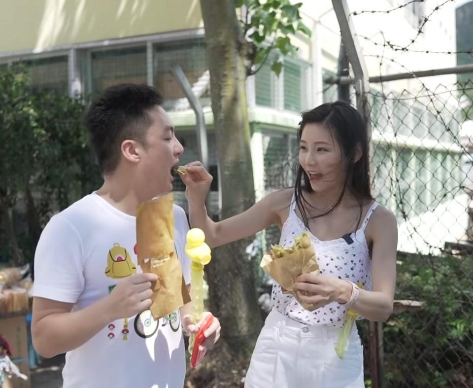 鍾培生兩手拿著玩具及街頭小食，簡淑兒親餵對方食雞蛋仔，女神福利，真係令人妒忌。