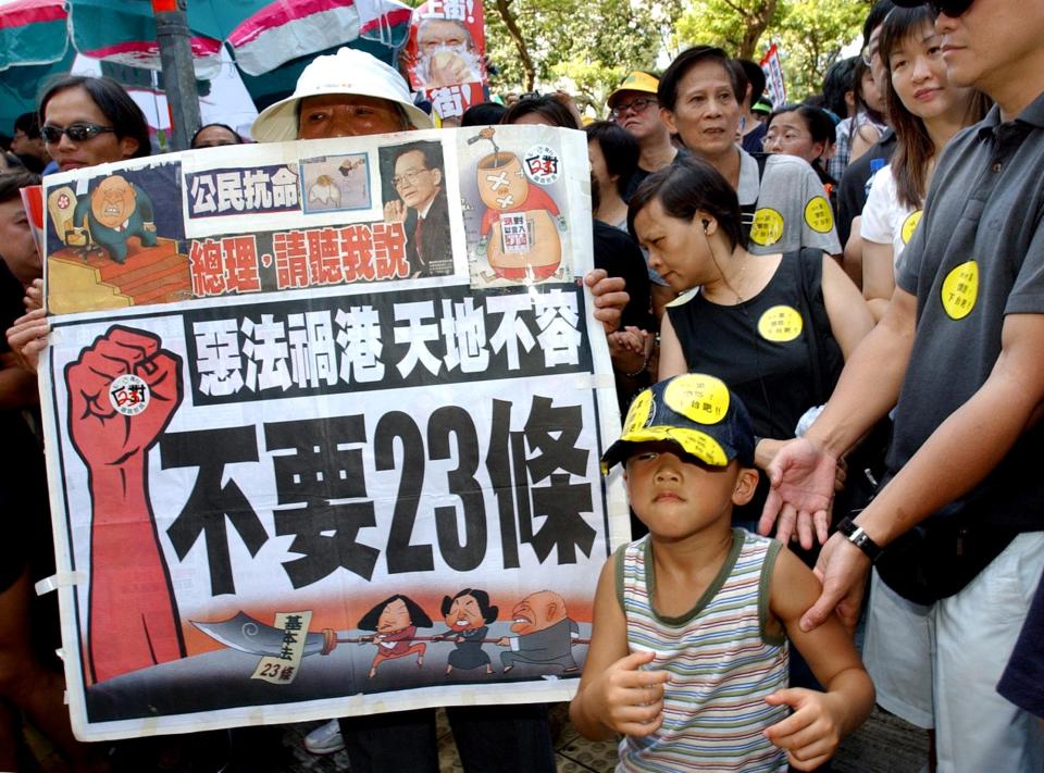 2003 年7月1日香港數萬民眾上街抗議「基本法第23條」， 圖片來源：AP