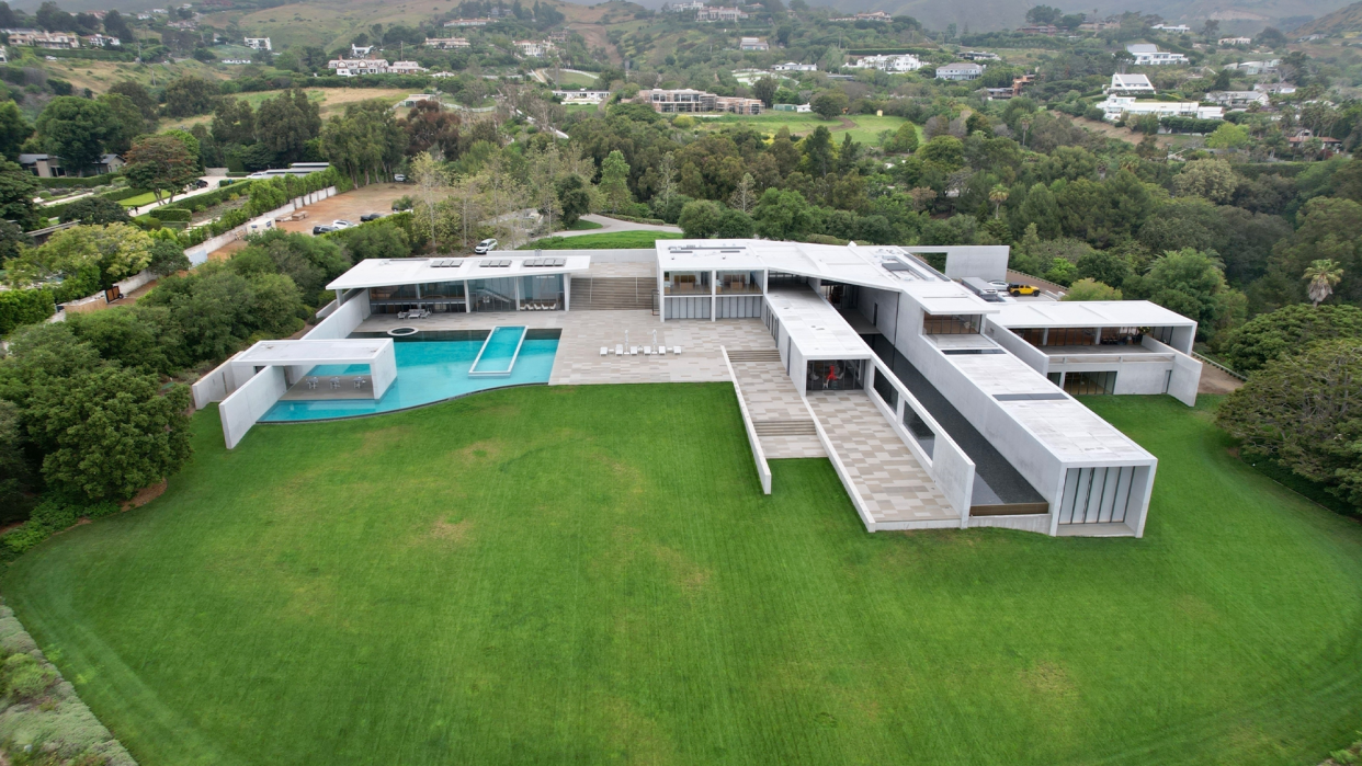 Beyonc&#xe9; and Jay-Z purchase $200 Malibu mansion. (Photo: Backgrid)