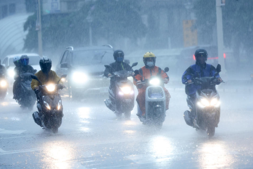 台南晚間10點再度下起大雷雨。(圖／陳信翰攝)