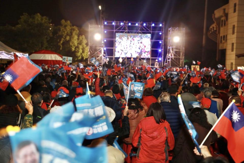 選前之夜，國民黨候選人林明溱在南投體育場前廣場舉行大型造勢。 （記者徐義雄攝）