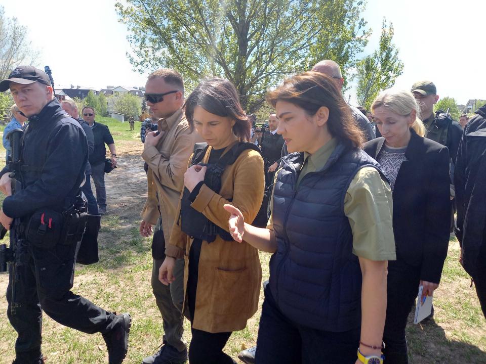 Au&#xdf;enministerin Annalena Baerbock spricht mit der ukrainischen Generalstaatsanw&#xe4;ltin Iryna Wenediktowa (r) bei ihrem Besuch in Butscha. (Foto: Andreas Stein/dpa)