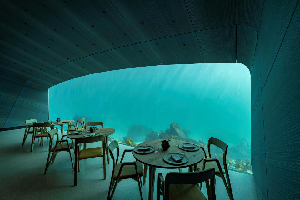 'Under' en Noruega, es un restaurante parcialmente sumergido hasta 5 metros bajo el nivel del mar y con una ventana panorámica. Foto: NTB Scanpix/Tor Erik Schroder vía REUTERS