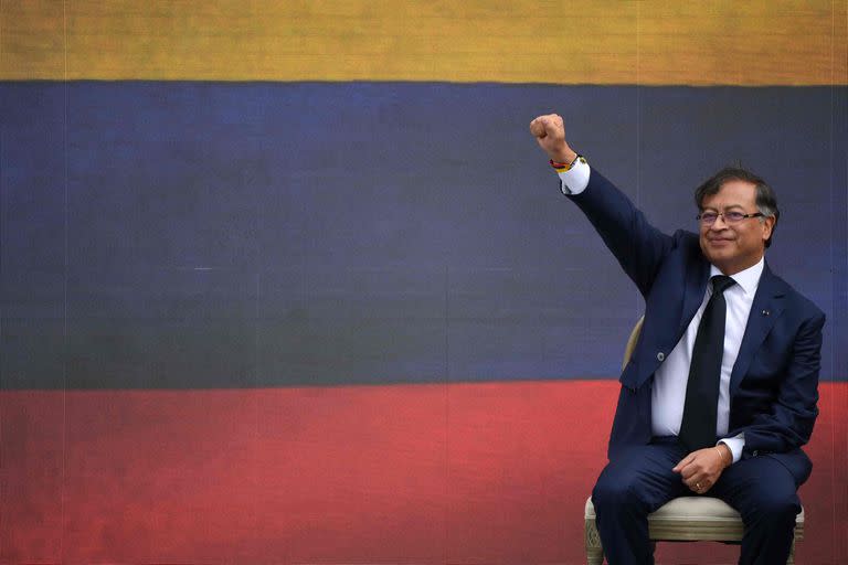 El nuevo presidente de Colombia, Gustavo Petro, gesticula durante su ceremonia de investidura en la plaza de Bolívar de Bogotá, el 7 de agosto de 2022.