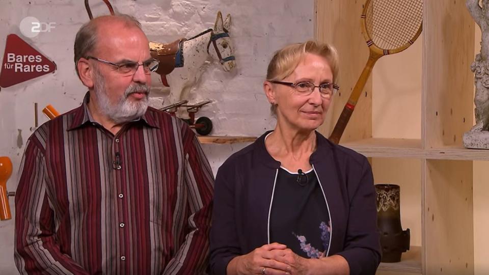 Gottfried und Maria Kühnau brachten ihre royale Brosche aus Nassau mit: "Die ist uns eigentlich zu wertvoll, als dass wir die immer wieder tragen würden." (Bild: ZDF)