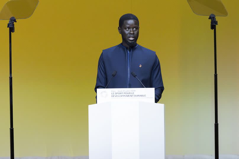 El Presidente de Senegal, Bassirou Diomaye Faye, se dirige al público durante la Cumbre del Deporte para el Desarrollo Sostenible en París, el 25 de julio de 2024.