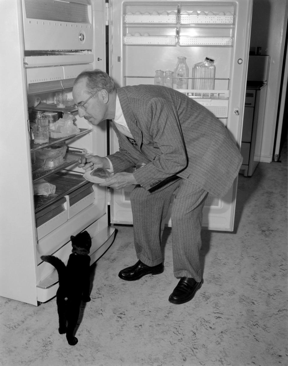 1945: Groucho Marx and His Cat