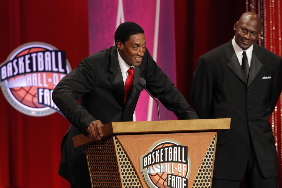 Hall of Fame inductee Scottie Pippen (L), presented by former teammate Michael Jordan, delivers his acceptance speech during the 2010 Basketball Hall of Fame enshrinement ceremonies in Springfield, Massachusetts August 13, 2010. REUTERS/Brian Snyder (UNITED STATES - Tags: SPORT BASKETBALL)