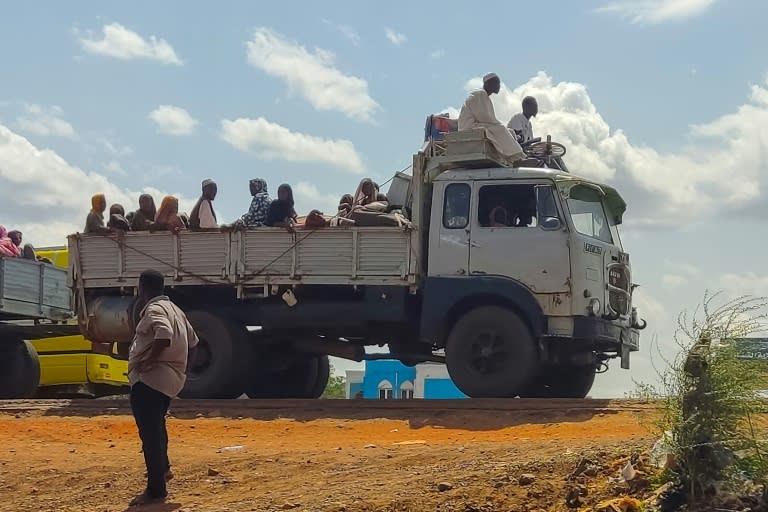 Im seit über einem Jahr von einem Bürgerkrieg erschütterten Sudan sind nach UN-Angaben mehr als 55.000 Menschen aus der Stadt Singa im Südosten des Landes geflohen. Die RSF-Miliz hatte am Samstag erklärt, die Stadt eingenommen zu haben. (-)