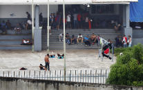 En esta imagen del 1 de junio de 2019, migrantes en un patio del centro de detención Siglo XXI en Tapachula, en el estado mexicano de Chiapas. De media, un migrante no pasa más de dos semanas en el superpoblado recinto. (AP foto/Marco Ugarte)