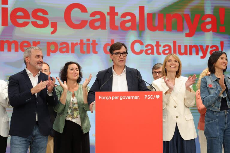 El candidato del Partido Socialista de Cataluña - PSC, Salvador Illa, pronuncia un discurso durante la noche electoral siguiente a las elecciones regionales de Cataluña, en Barcelona el 12 de mayo de 2024.