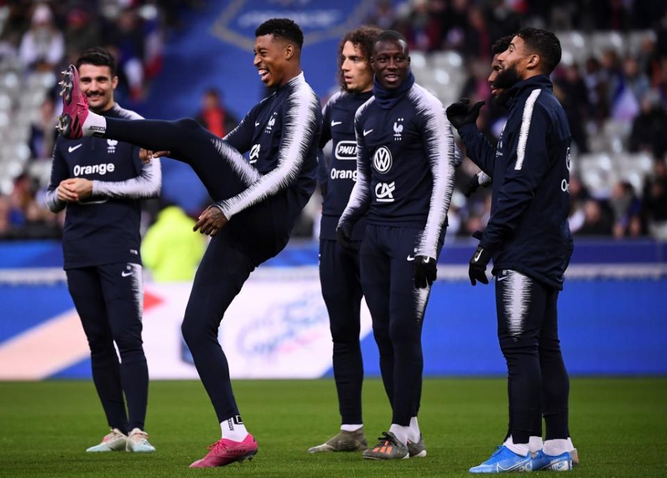 Les remplaçants de l'équipe de France s'échauffent avant la rencontre contre la Moldavie. Pas de surprise de la part de Didier Deschamps pour le onze de départ, en 4-5-1 : Mandanda - Digne, Lenglet, Varane, Pavard - Tolisso, Kanté - Coman, Mbappé, Griezmann - Giroud. (crédit AFP)