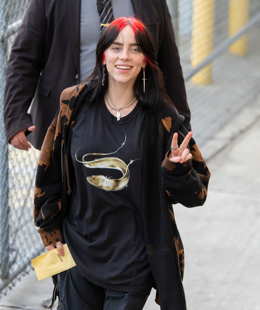 Con su melena bicolor, Billie Eilish saludó a sus fans luego de pasar por el programa estadounidense Jimmy Kimmel Live en Los Ángeles