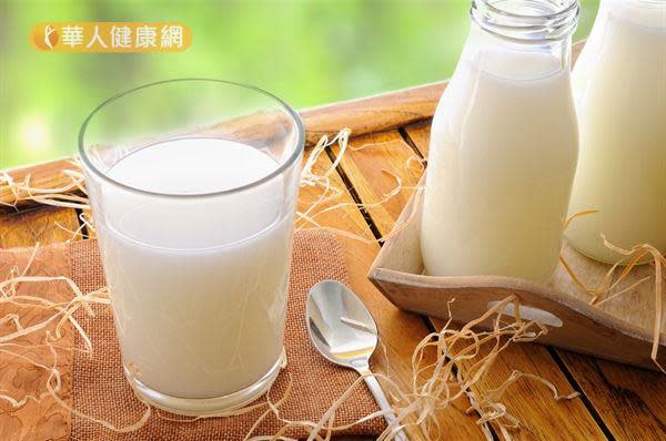 鮮乳在補鈣之外，同時提供身體每日所需的三大營養素：醣類、蛋白質與脂肪。