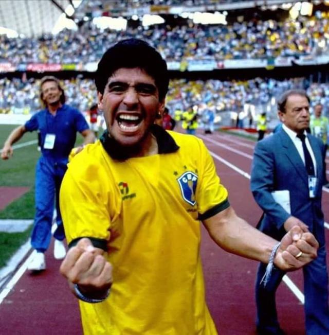 EMOTIVA SORPRESA: LIONEL MESSI SE PUSO LA CAMISETA QUE USÓ DIEGO MARADONA  EN EL MUNDIAL DE EEUU 1994 