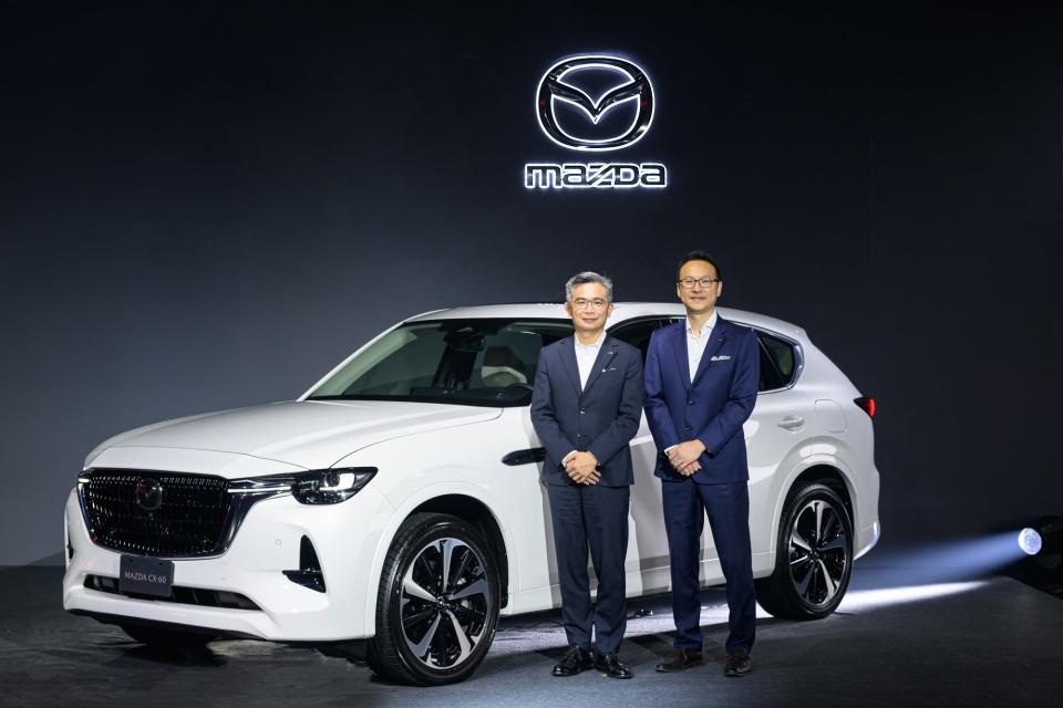 台灣馬自達總經理 劉建良 (左) 與台灣馬自達行銷部部長 秦聖傑 (右) 一同為ALL-NEW MAZDA CX-60揭幕， 並宣布今日 (10/12) 正式展開 ALL-NEW MAZDA CX-60 四款車型預售，同級唯一縱置後驅 SUV 預售價 120 萬元起。(圖片提供：Mazda Taiwan)