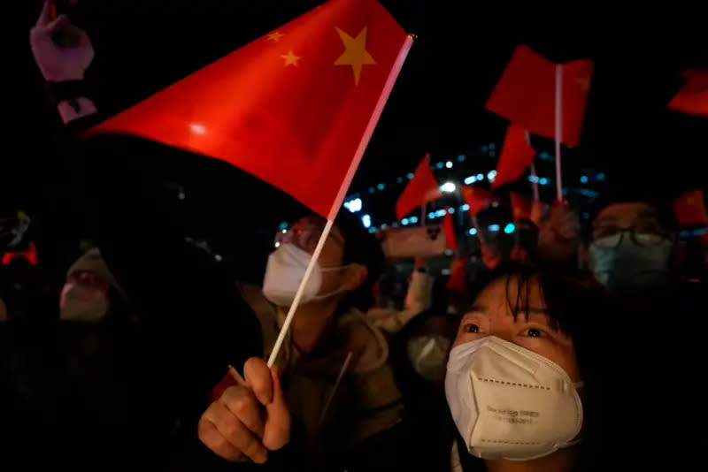 ▲繼中國多地宣布不舉辦跨年活動後，包含上海、武漢、湖南等地又因為空氣污染、霧霾嚴重而宣布取消煙火表演。圖為中國2023年跨年人潮。（圖／美聯社／達志影像）