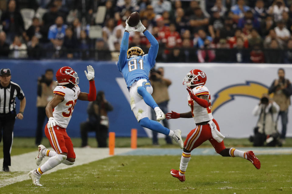 Mike Williams recibe el ovoide, en una de las espectaculares acciones del Monday Night Footbal en la Ciudad de México. (AP Photo/Eduardo Verdugo)