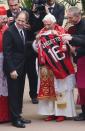 El Papa posa con una camiseta del AC Milan con su nombre, al lado del exfutbolista Franco Baresi, durante una reunión el 2 de junio de 2012 en Milán. Vittorio Zunino Celotto/Getty Images