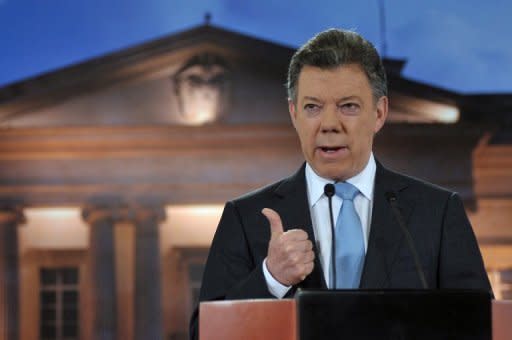 La clase política colombiana y grupos sociales expresaron el martes su mayoritario respaldo a las "exploraciones" de paz con las FARC que confirmó el presidente Juan Manuel Santos, pero que fueron recibidas con recelo por sectores militares y afines al expresidente Álvaro Uribe. (Presidencia de Colombia/AFP | Cesar Carrion)