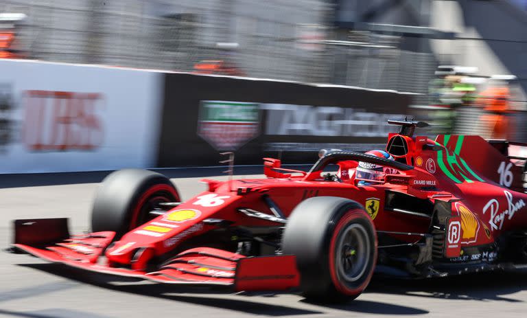 El piloto monegasco de Ferrari, Charles Leclerc, conduce durante la segunda sesión de entrenamientos en el circuito urbano de Mónaco en Mónaco; fue el mejor de todos