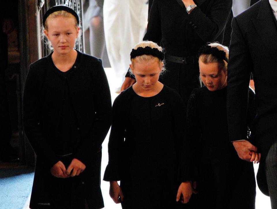 Mandatory Credit: Photo by Ben Birchall/AP/Shutterstock (13401746ek) Mike and Zara Tindall and daughter Lena Tindall, with Isla Phillips, second left, and and Savannah Phillips, left, arrive for the committal service for Queen Elizabeth II at St. George's Chapel at Windsor Castle, Windsor, England, . The Queen, who died aged 96 on Sept. 8, will be buried at Windsor alongside her late husband, Prince Philip, who died last year Royals Funeral, London, United Kingdom - 19 Sep 2022