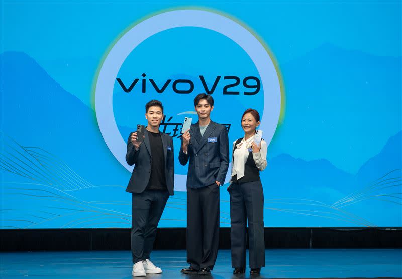 vivo V29 5G提供兩款規格： 12GB+256GB建議售價16,990元、12GB+512GB建議售價19,990元。(左至右：vivo台灣總經理陳怡婷、人氣男神曹佑寧、vivo台灣資深產品經理李長威)。