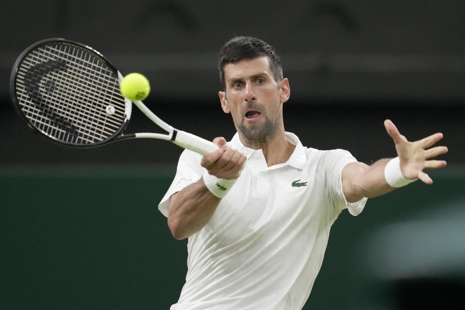 El serbio Novak Djokovic regresa una bola en el encuentro de Wimbledon ante Stan Wawrinka el viernes 7 de julio del 2023. (AP Foto/Kin Cheung)