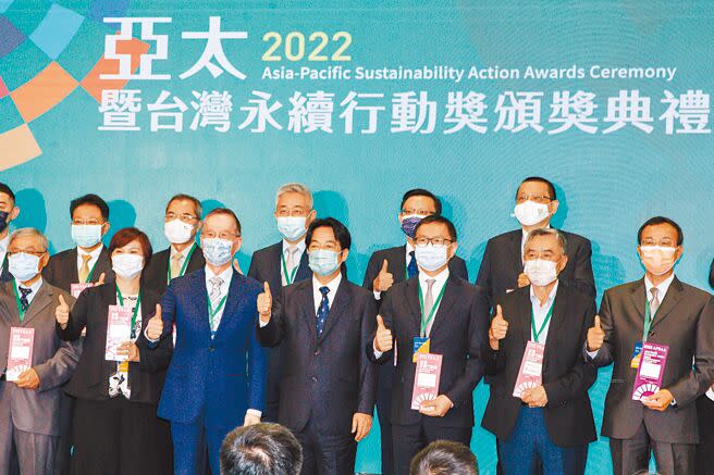 2022亞太永續行動博覽會12日在台北世貿一館揭幕，匯聚產官學研130個單位展現永續成果，副總統賴清德（前左四）與無任所大使暨台灣永續能源研究基金會董事長簡又新（前左三）出席開幕典禮及頒獎，賴清德致詞舉台語俚語「人若不照天理，天就不照甲子」與「竇娥冤」等，提醒人類幾十年來破壞氣候，天已有異象，台灣跟國際必須一起行動，朝向淨零碳排目標邁進。（郭吉銓攝）