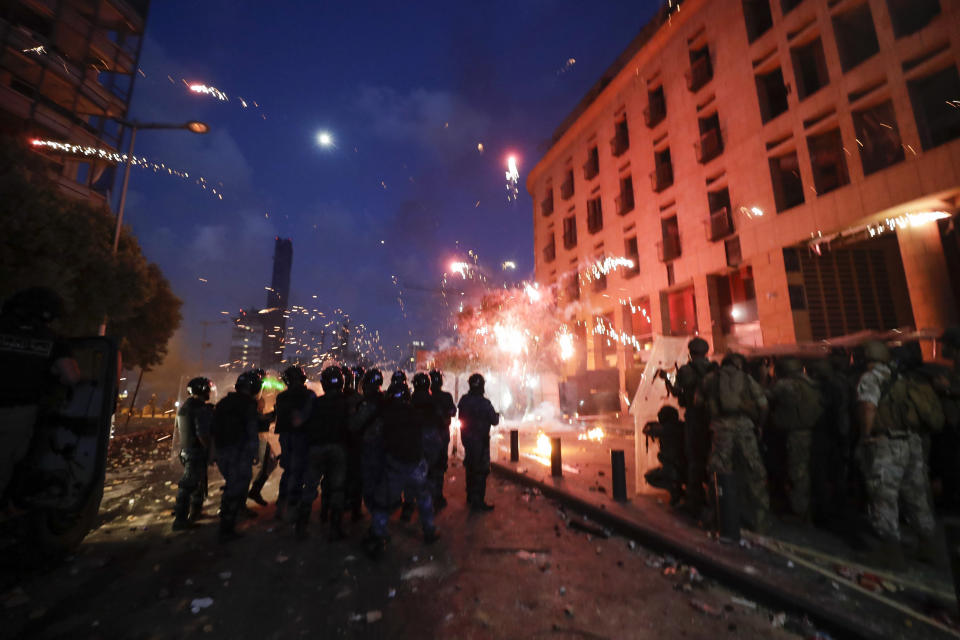 Manifestantes se enfrentan con la policía durante una protesta contra el gobierno después de la explosion del martes en el puerto de Beirut, el sábado 8 de agosto de 2020 en Beirut. (AP Foto/Hassan Ammar)