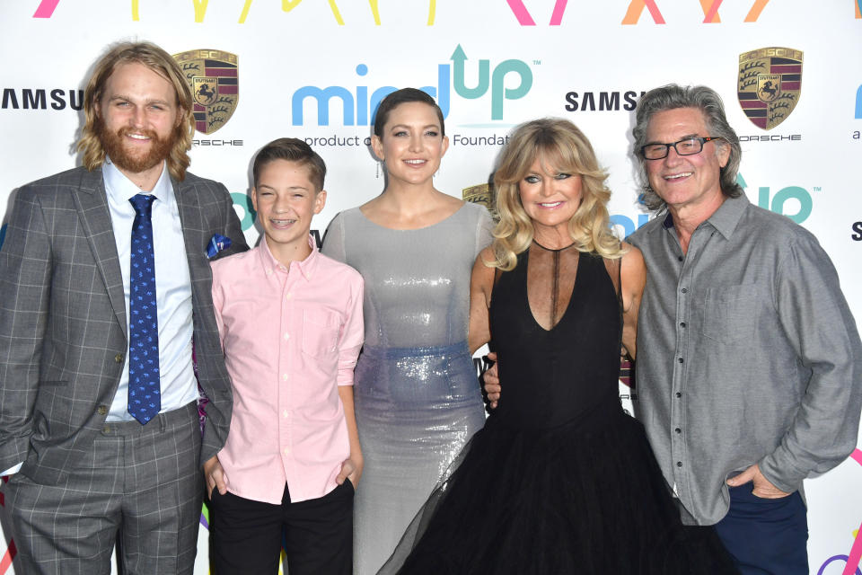 Kate posing at a red carpet event with her parents Goldie Hawn and Kurt Russell, her brother Wyatt Russel, Ryder