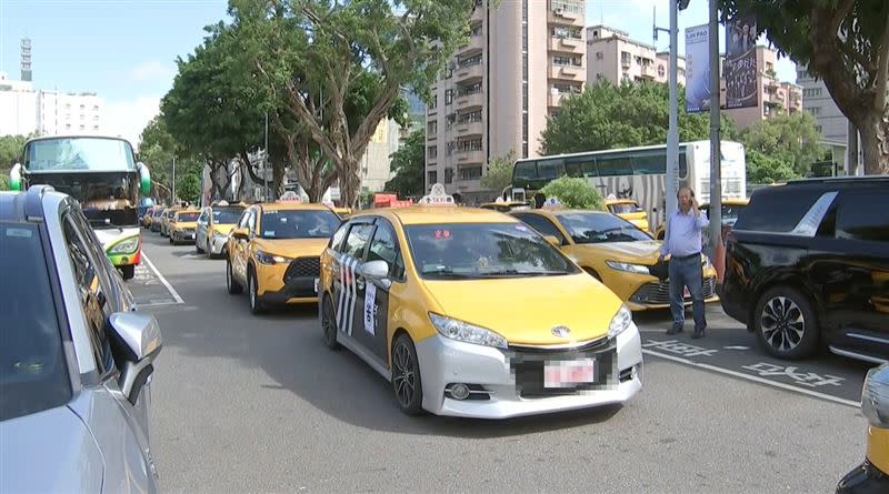 不滿交通新制，全國汽車駕駛人權益聯盟31日發動百輛計程車包圍交通部抗議。（圖／翻攝畫面）