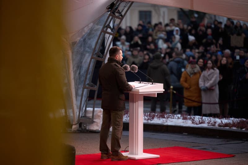 Ukrainian President Volodymyr Zelensky delivers a speech to Lithuanians outside the Presidential Palace in Vilnius. -/Ukrainian Presidency/dpa