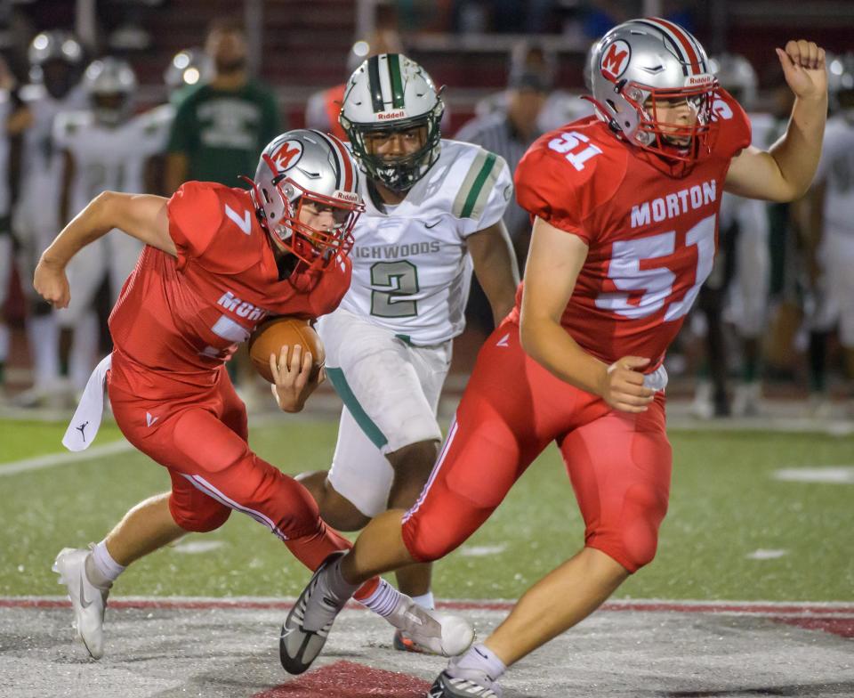 Morton's Jude Hart (7) runs behind lineman Josh Hitz (51) as Richwoods' Kaizon Davis pursues in the second half Friday, Sept. 2, 2022 in Morton.