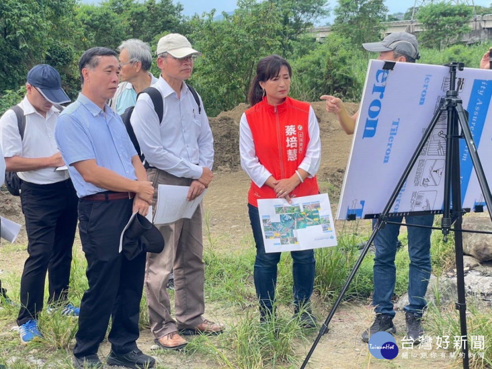 立委蔡培慧會同各單位會勘竹山外埔橋淹水問題，共同前往溫水坑進行會勘，盼找出具體解決之道。