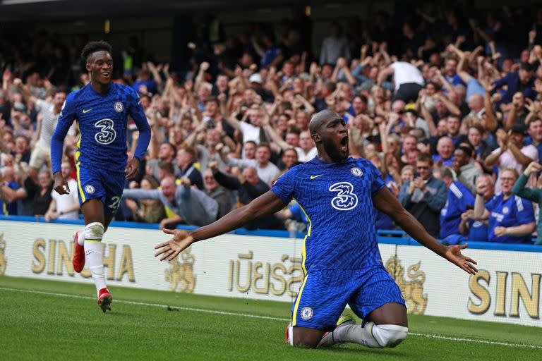 Romelu Lukaku celebra tras anotar el primer gol de Chelsea en la victoria ante Aston Villa, el sábado 11 de septiembre de 2021; ahora, se prepara para la Champions (AP Foto/Ian Walton)