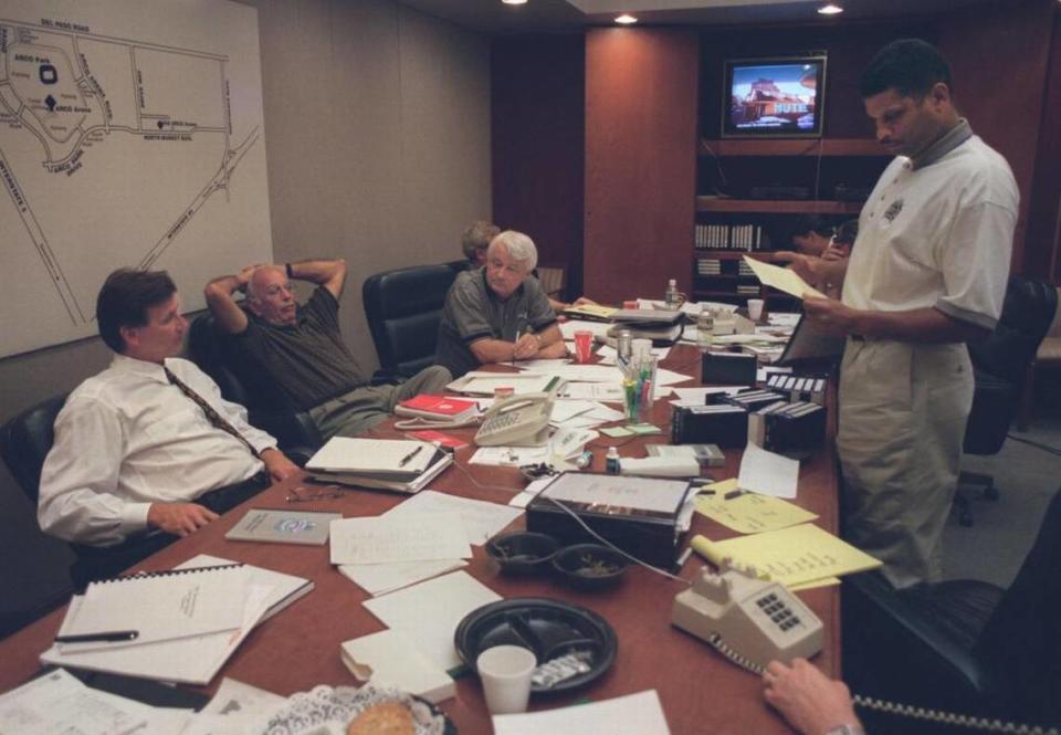 From left, Kings executives Geoff Petrie, Pete Carril, Jerry Reynolds and Eddie Jordon – along with other Kings leaders – discuss draft strategy in a conference room at Arco Arena in 1997.