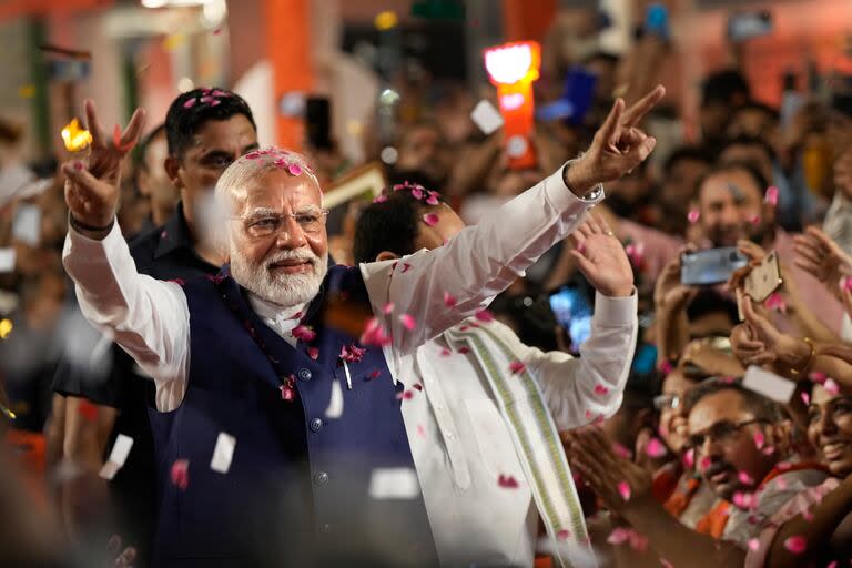 El primer ministro de India, Narendra Modi, saluda a sus partidarios tras conocer los resultados electorales 