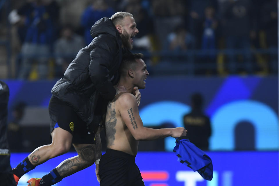 Inter Milan's players celebrate after they won the Italian Super Cup final soccer match between Inter Milan and Napoli at Al Awwal Park Stadium in Riyadh, Saudi Arabia, Monday, Jan. 22, 2024. (AP Photo)