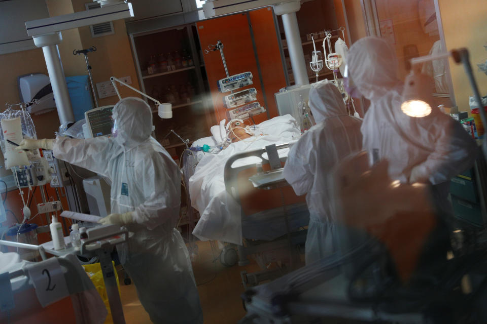 In den italienischen Krankenhäusern kämpfen Ärzte und Pflegepersonal nach wie vor um tausende infizierte Patienten. Immerhin "Patient Nummer eins" gilt jetzt als geheilt. (Bild: REUTERS/Guglielmo Mangiapane)