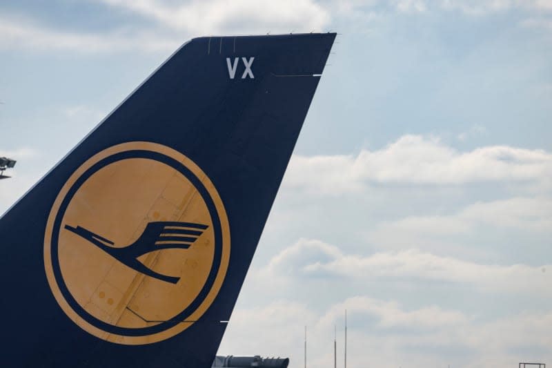 A view of the Lufthansa logo is seen on a plane in Frankfurt. Boris Roessler/dpa