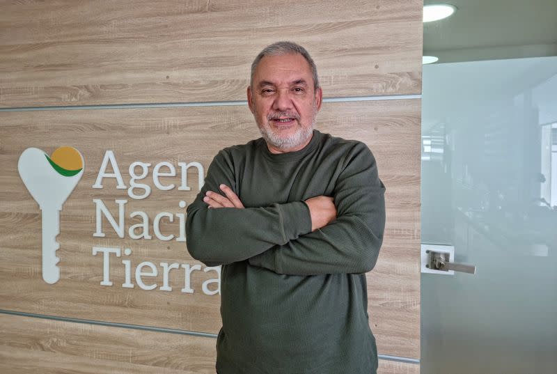 El director de la Agencia Nacional de Tierras de Colombia, Gerardo Vega, habla durante una entrevista con Reuters en Bogotá