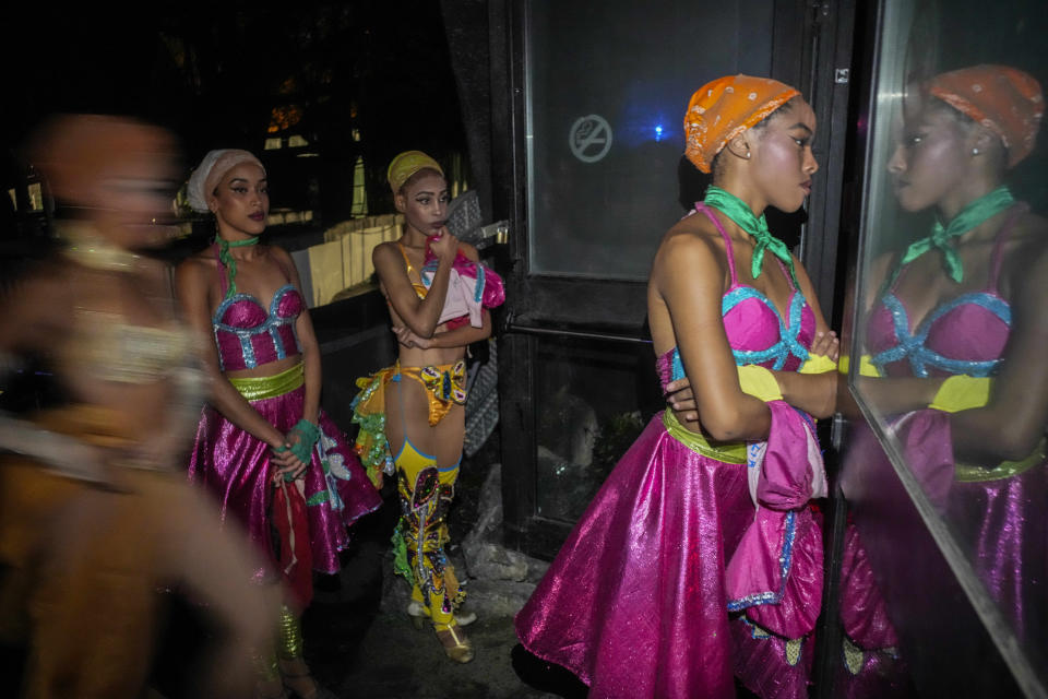 Bailarinas de cabaret miran un espectáculo detrás del escenario mientras esperan su turno para actuar en la sala de espectáculos Tropicana en La Habana, Cuba, el jueves 2 de noviembre de 2023. (Foto AP/Ramón Espinosa)