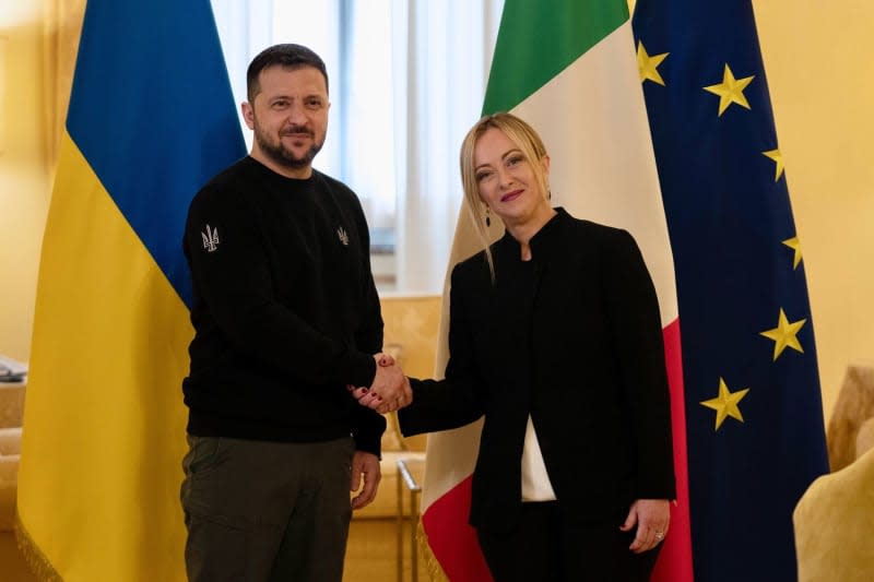 Italian Prime Minister Giorgia Meloni (R) welcomes Ukrainian President Volodymyr Zelensky ahead of their meeting at Chigi palace. -/Governo Italiano/dpa