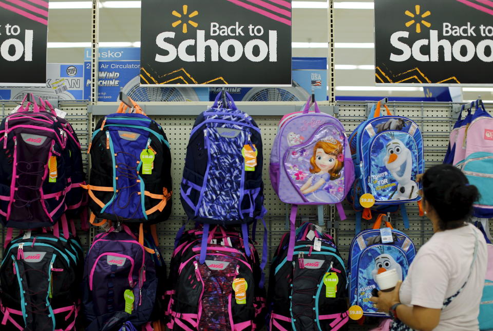 Une femme achète des fournitures scolaires pour la rentrée dans un magasin Walmart à San Diego, Californie, le 6 août 2015. REUTERS/Mike Blake