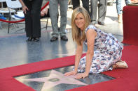 Le 22 février 2012, Jennifer Aniston reçoit son étoile sur le Walk of Fame, à Hollywood. Bouleversée par cette consécration, la comédienne explique qu’elle n’aurait pas pu rêver meilleure récompense au cours de son discours. "<em>Je suis née à Sherman Oaks, en Californie. Je suis une Californienne, une pure et dure, et je suis sûre que l’idée d’avoir une étoile a toujours été dans un coin de ma tête. Ce n’était pas un simple rêve, c’était mon rêve ultime, poursuit-elle. Je ne sais pas si j’ai jamais cru que j’aurais mon étoile aujourd’hui. Je vous suis absolument reconnaissante</em>", déclare-t-elle, émue. (Photo by Frank Trapper/Corbis via Getty Images)